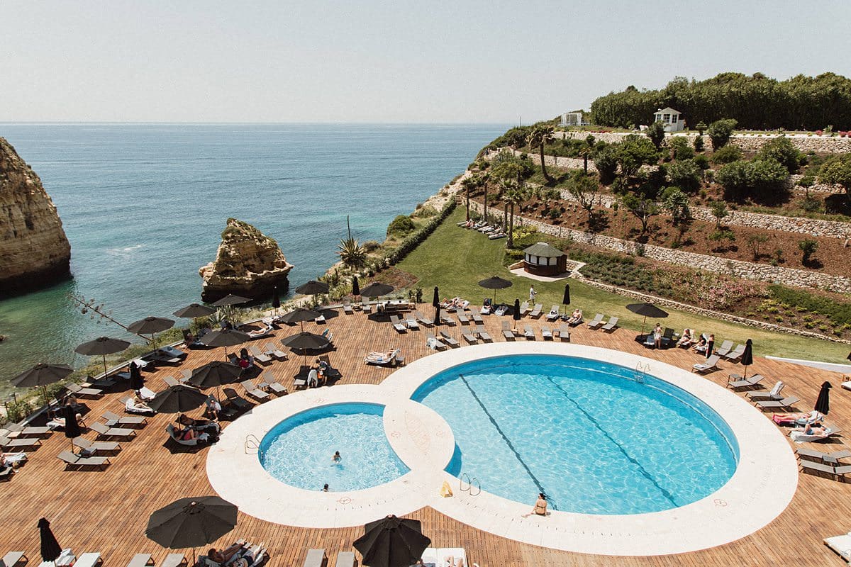 Großer Pool mit Aussicht auf Felsen und das Meer, in Portugal.