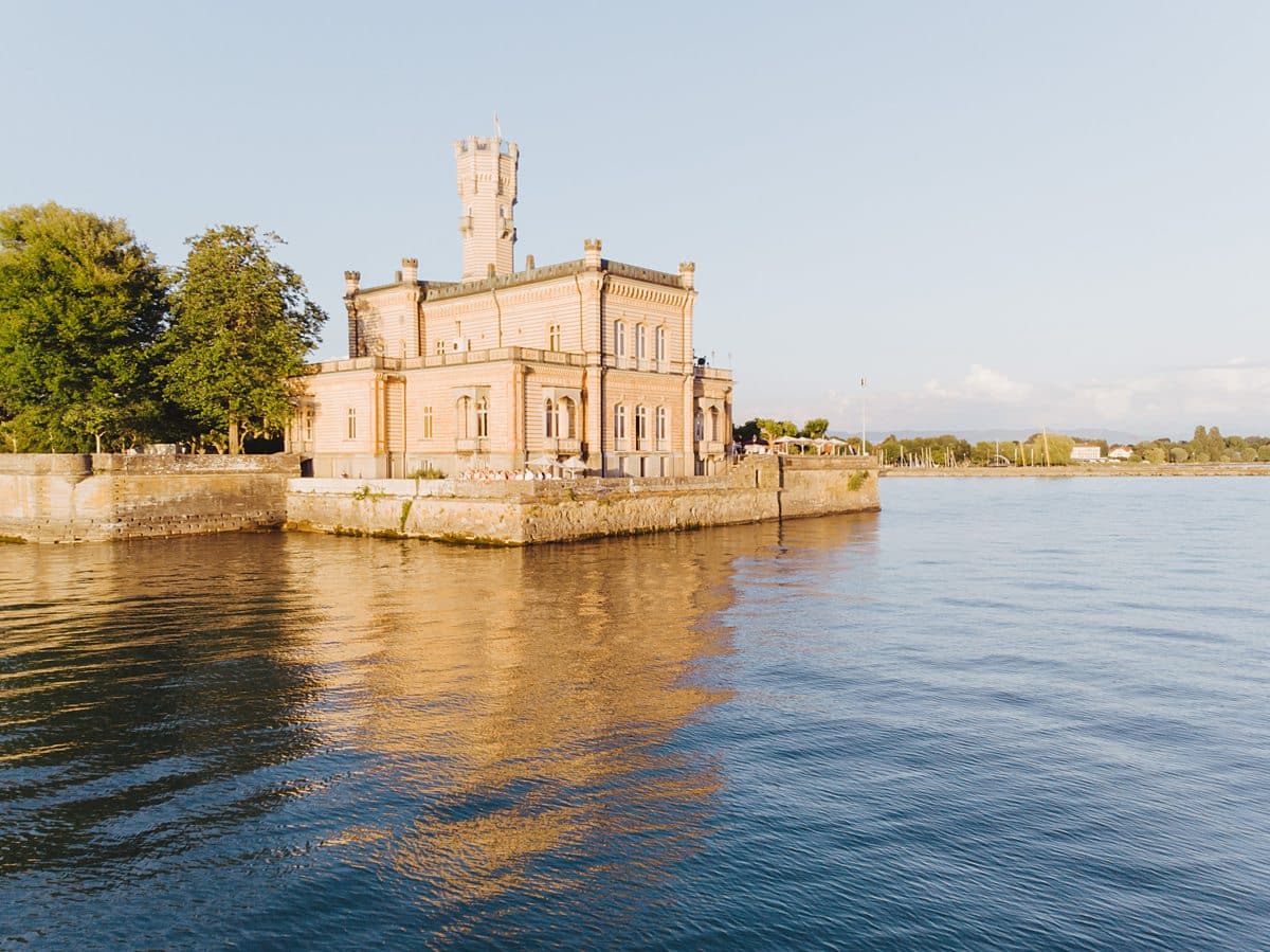 Ein Schloss mit Aussicht auf das Meer, in Langenargen.