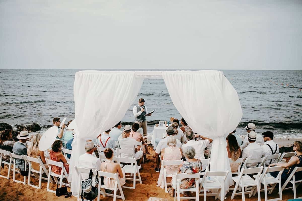 Hochzeit auf dem Strand mit Blick aufs Meer.