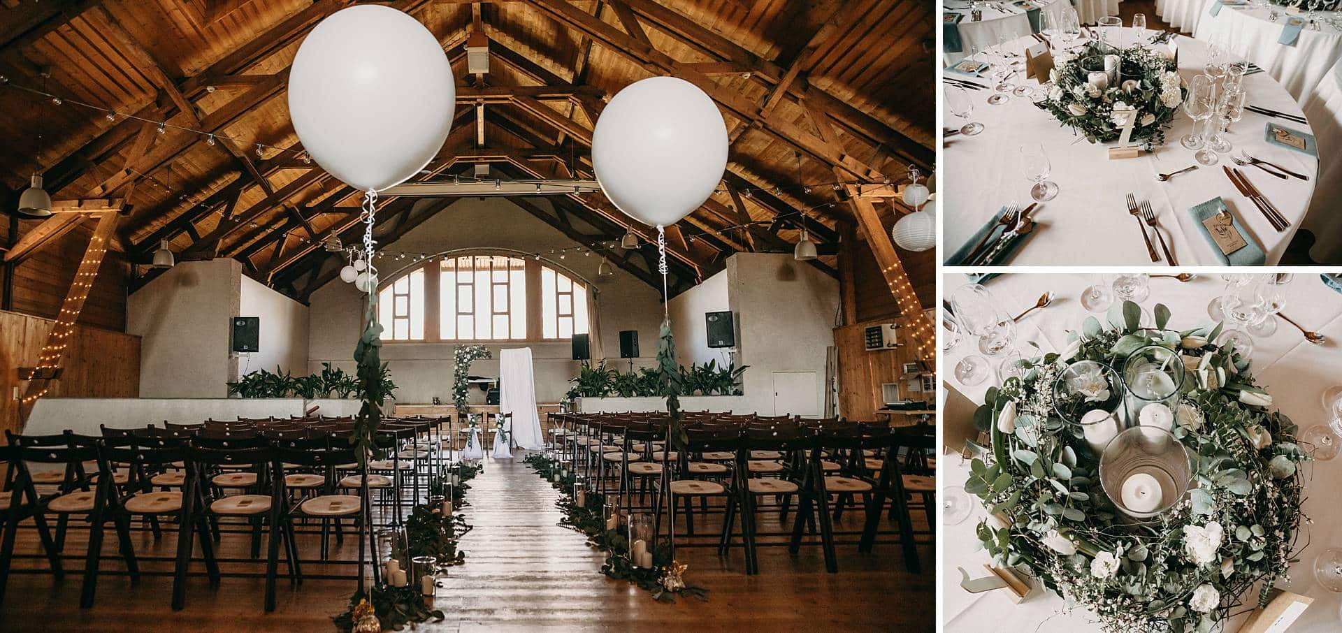 Hochzeitlich dekorierter Raum für die Hochzeitsgäste und das Brautpaar.