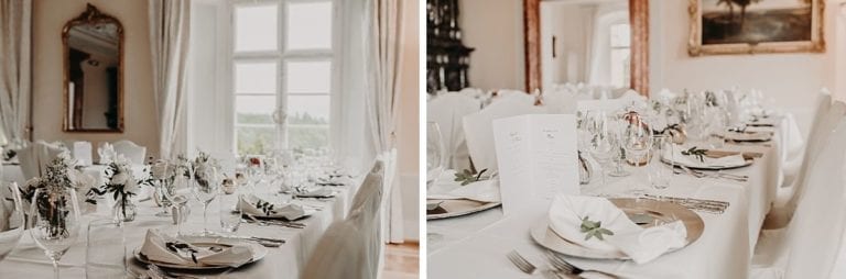 Ein liebevoll gedeckter Tisch mit weißen Servietten.
