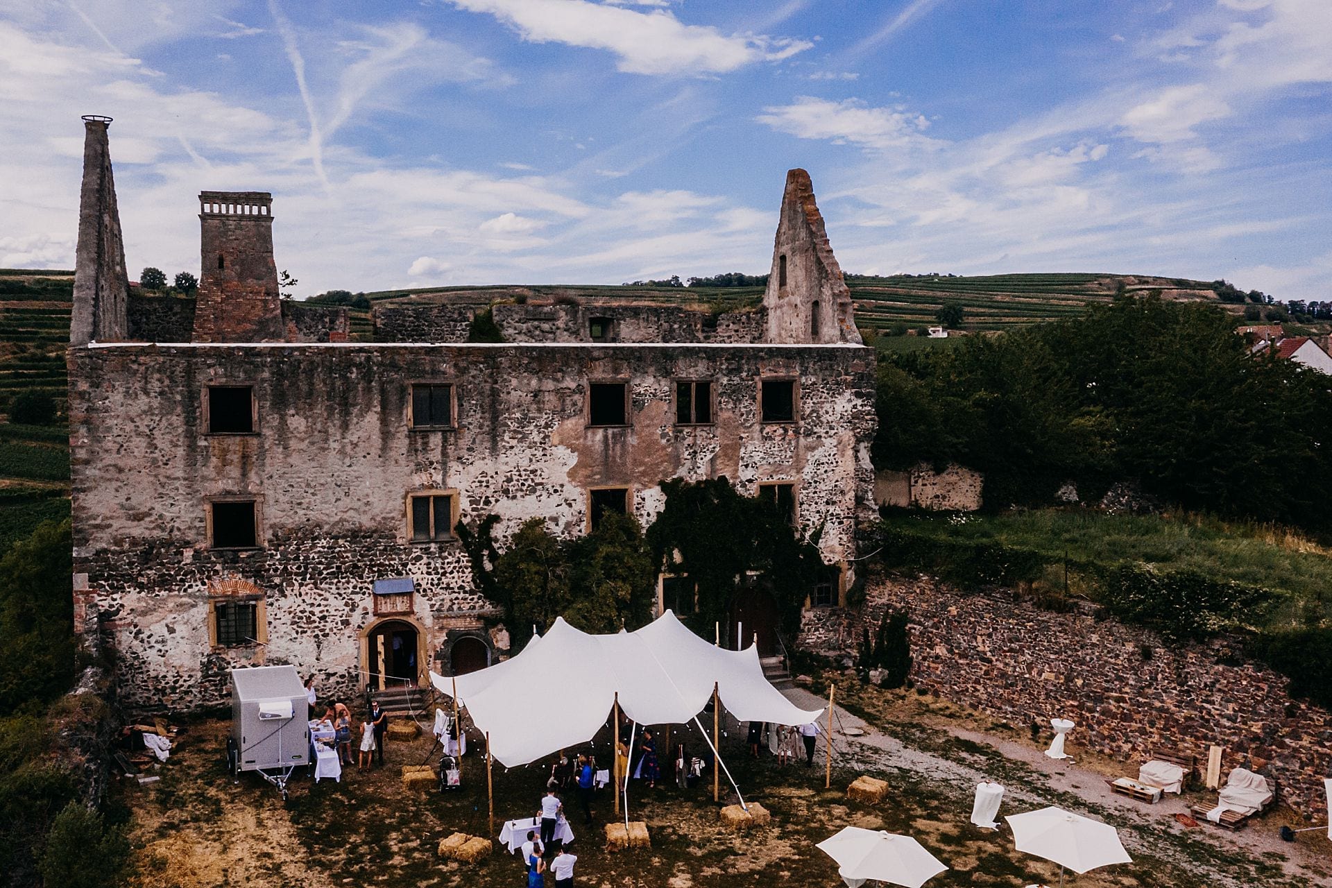 Alte Schlossruine mit Zelt und Lichterkette