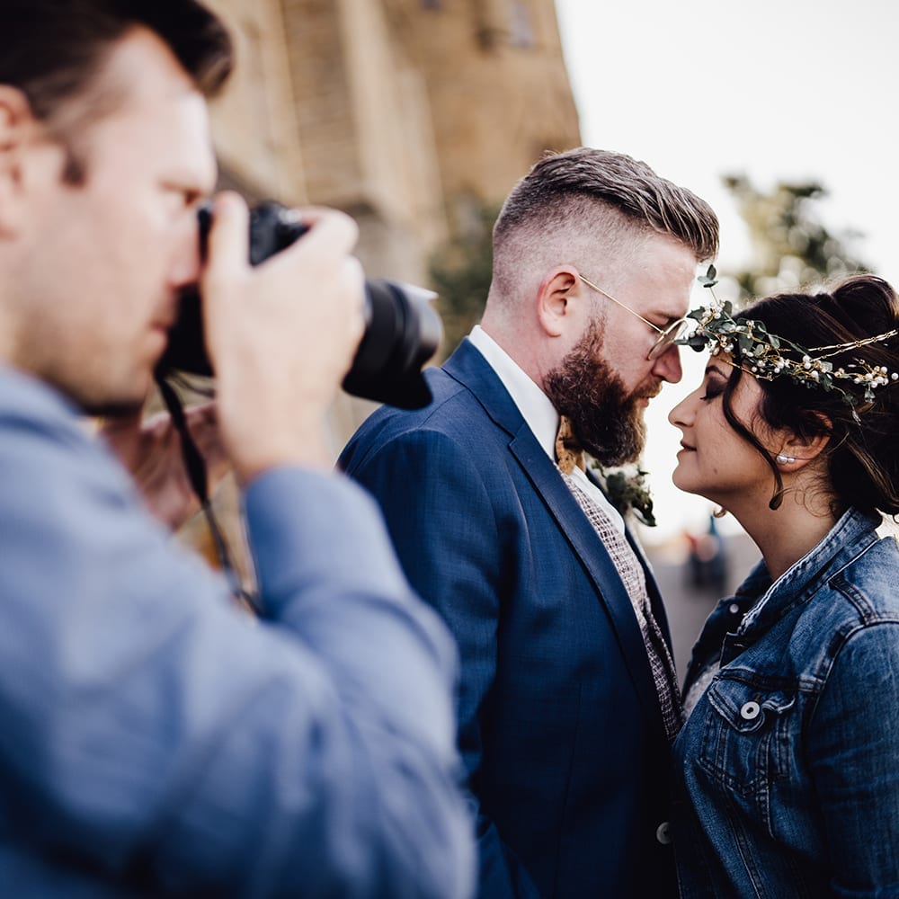 Hochzeitsfotograf Dominic Rock beim Fotografieren seines Brautpaares.