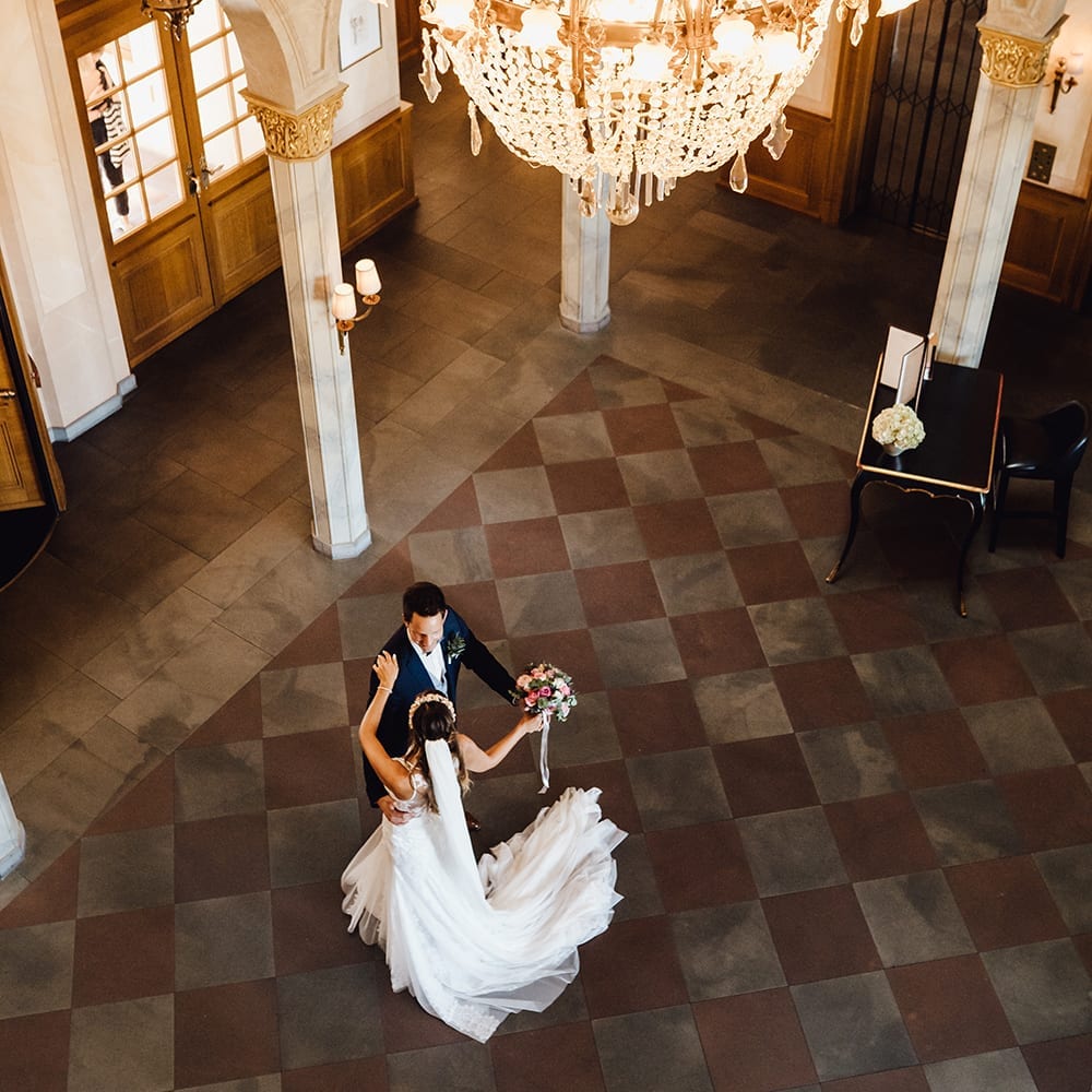 Ein tanzendes Brautpaar in einem klassischem Gebäude.
