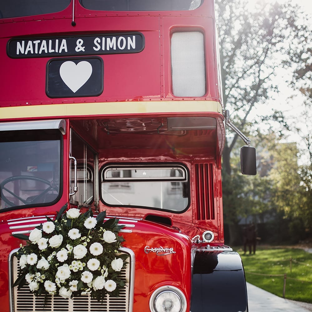 Ein klassischer London-Bus mit der Aufschrift des Brautpaares.