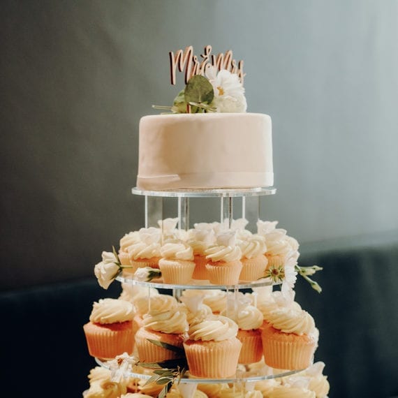 Glas Etagere mit Cupcakes und Kuchen.