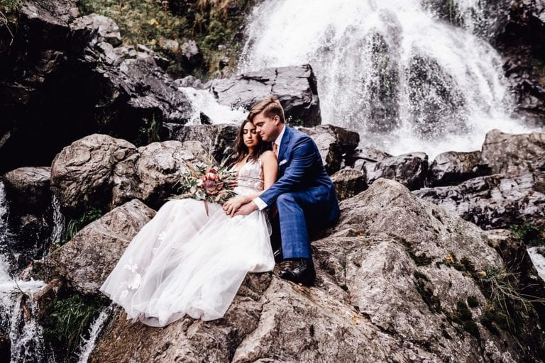 Brautpaar bei einem Wasserfall
