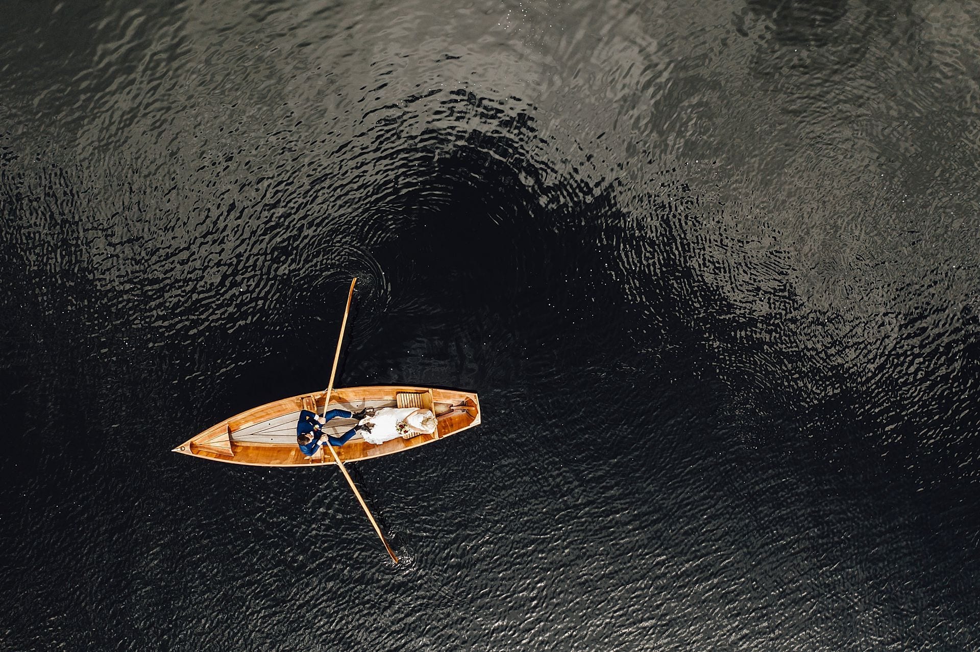 Brautpaar in einem Boot auf dem See