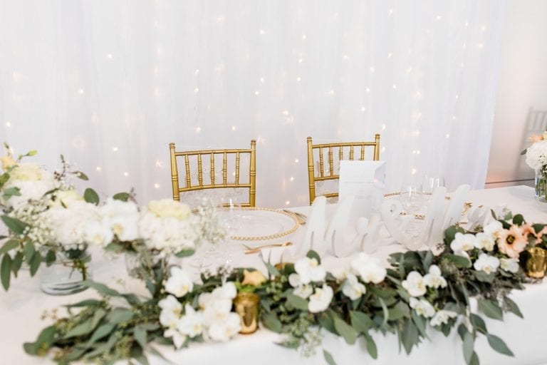 Dekorierter Tisch mit Blumenschmuck und Chiavari Stühlen.