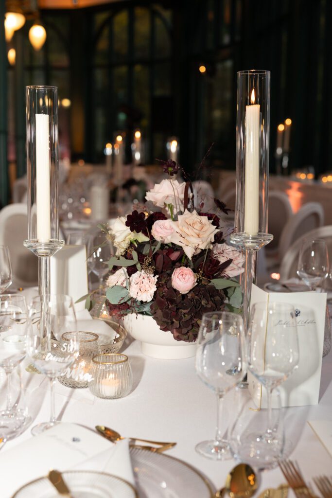 Organisation durch unsere Hochzetsplanerin. Hochzeitsdekoration mieten: Goldbesteck mit Platzteller und Brotteller und weiße Kerzenständer