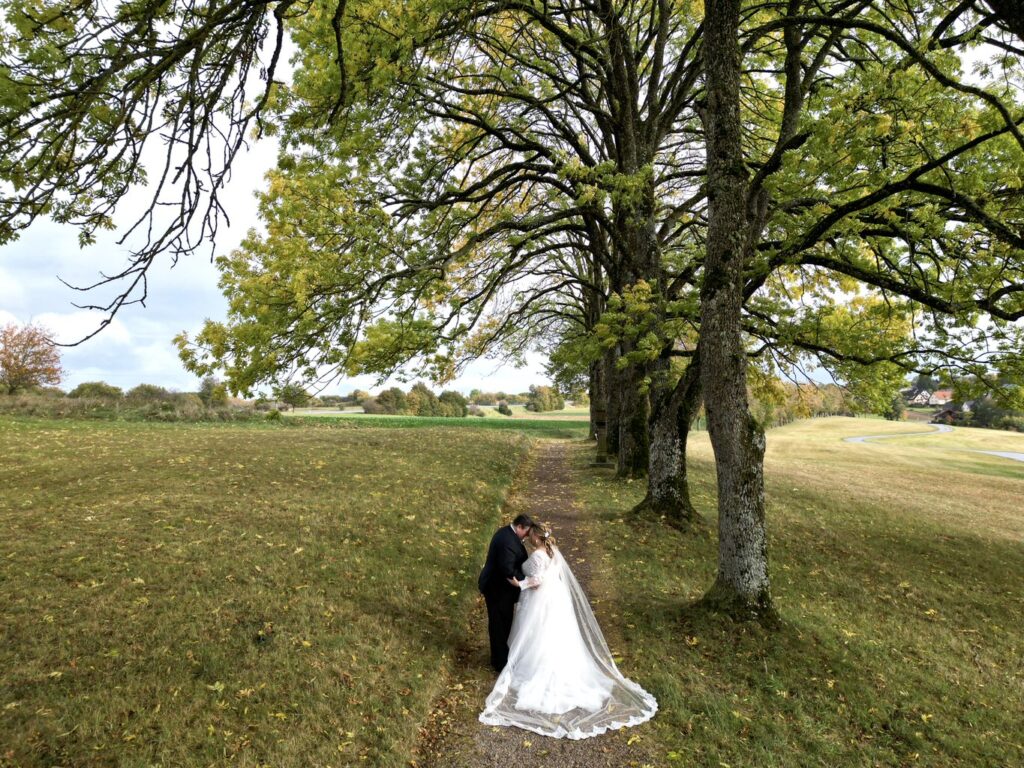 Hochzeitsbild auf schöner grünen Wiese in Hinterzarten
