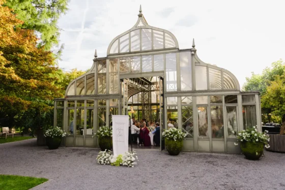 Traumhafte Hochzeit in den Enea Gärten bei Zürich im Konzept black & white