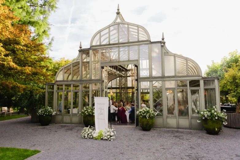Traumhafte Hochzeit in den Enea Gärten bei Zürich im Konzept black & white